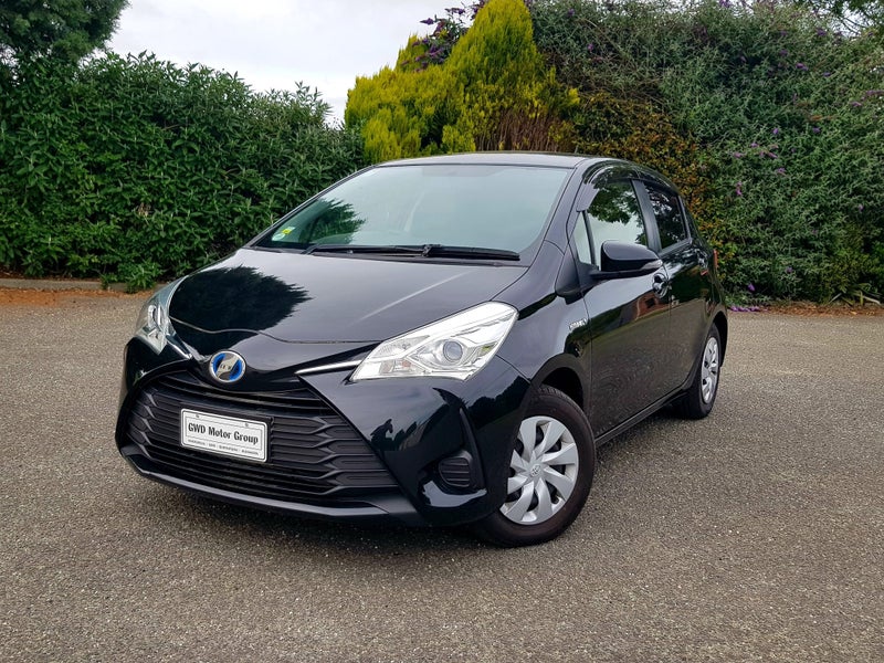 2018 Toyota Vitz Hybrid F image 3