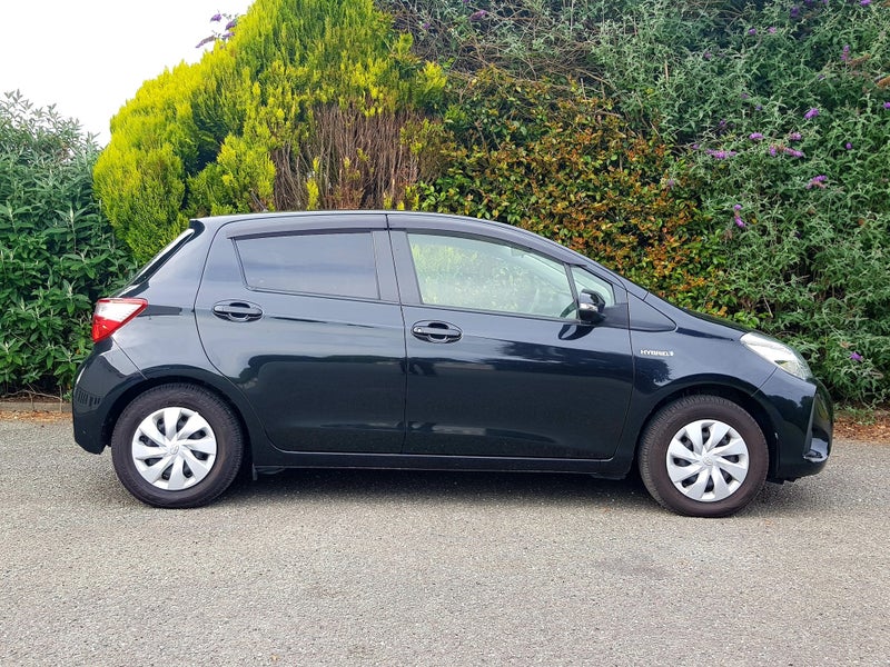 2018 Toyota Vitz Hybrid F image 5