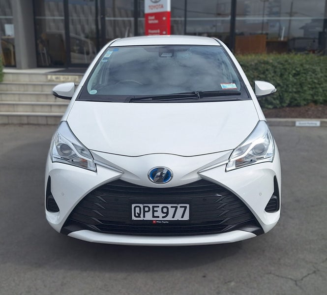 2018 Toyota Vitz HYBRID X, Hatchback image 2