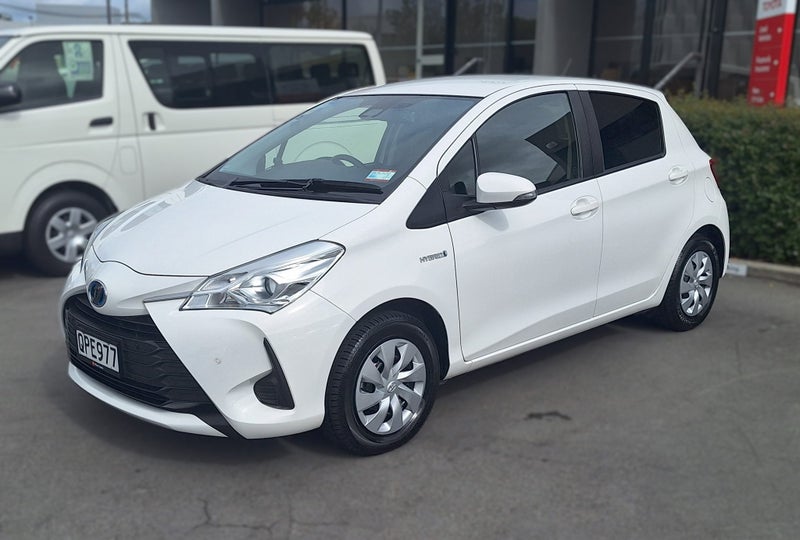 2018 Toyota Vitz HYBRID X, Hatchback image 3