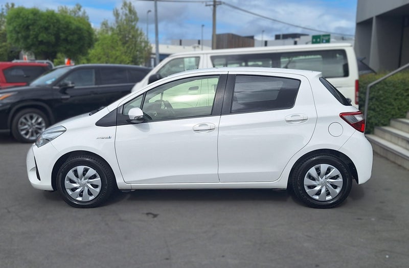 2018 Toyota Vitz HYBRID X, Hatchback image 4