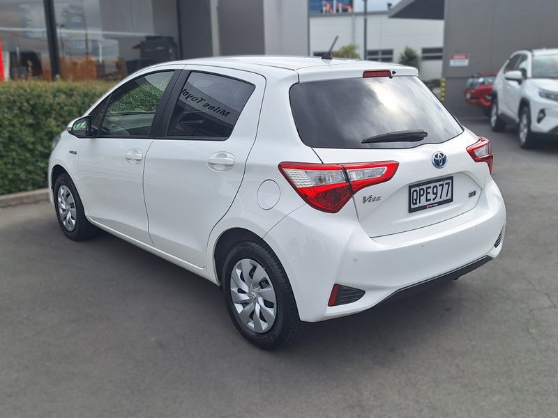 2018 Toyota Vitz HYBRID X, Hatchback image 5