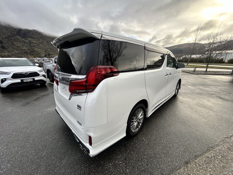 2019 Toyota Alphard Hybrid image 3