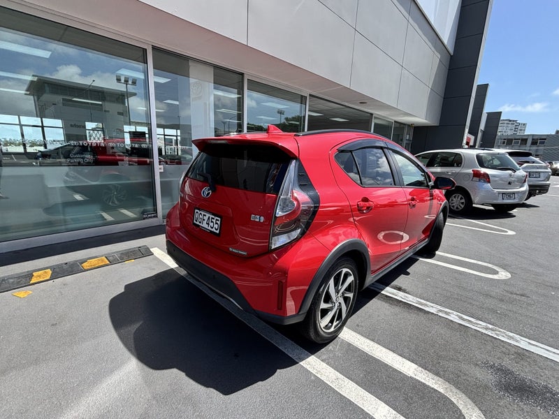 2019 Toyota Aqua 1.5 Hybrid Crossover image 3