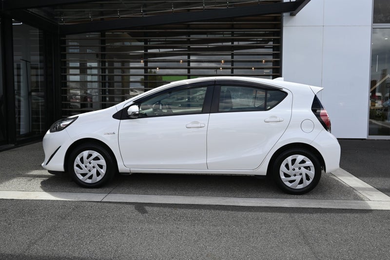 2019 Toyota Aqua 1.5 Petrol Hybrid FWD Hatchback image 3