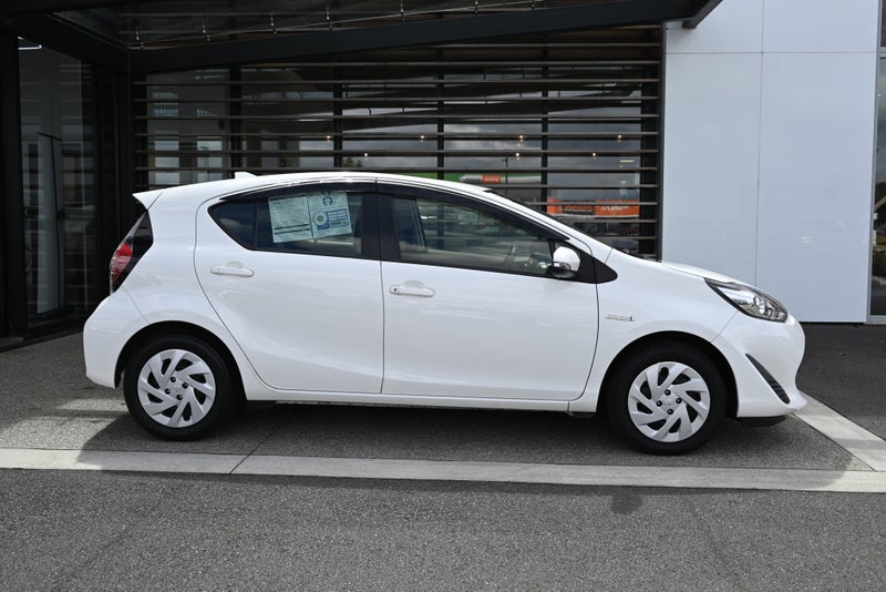 2019 Toyota Aqua 1.5 Petrol Hybrid FWD Hatchback image 5