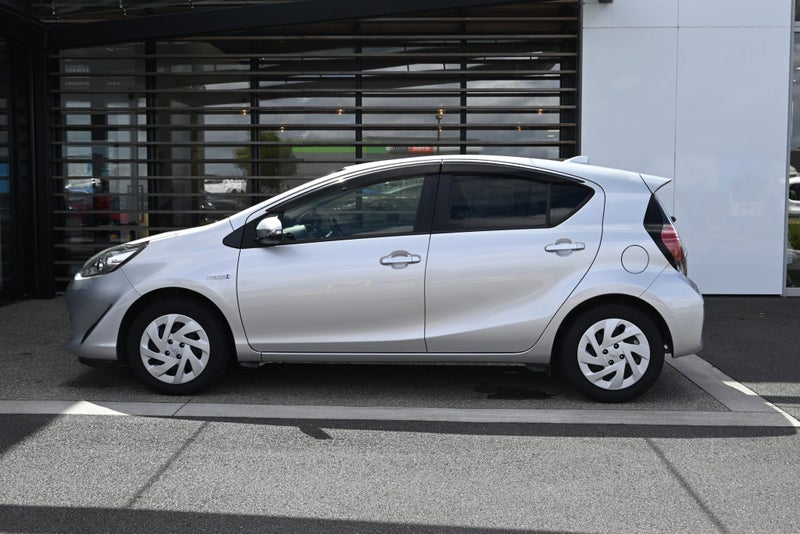 2019 Toyota Aqua 1.5 Petrol Hybrid S FWD Hatchback image 3