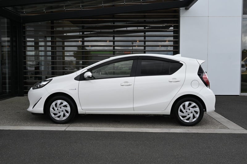 2019 Toyota Aqua 1.5 Petrol Hybrid S FWD Hatchback image 3