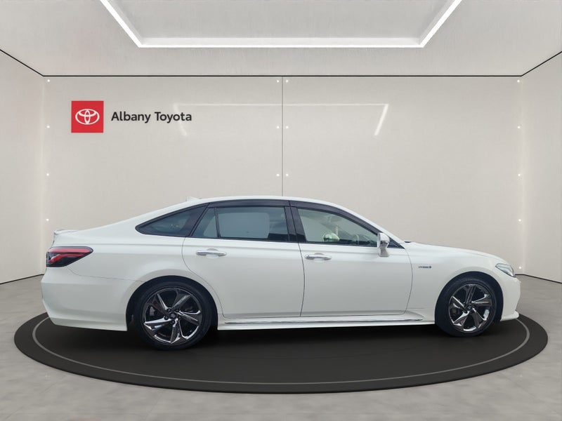 2019 Toyota Crown Hybrid image 2