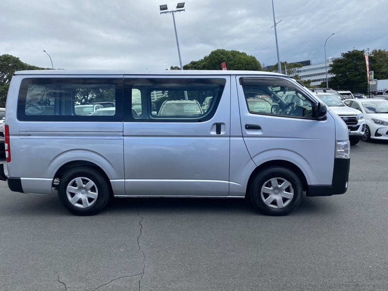 2019 Toyota Hiace 2.8 Diesel Turbo 6A RWD image 2