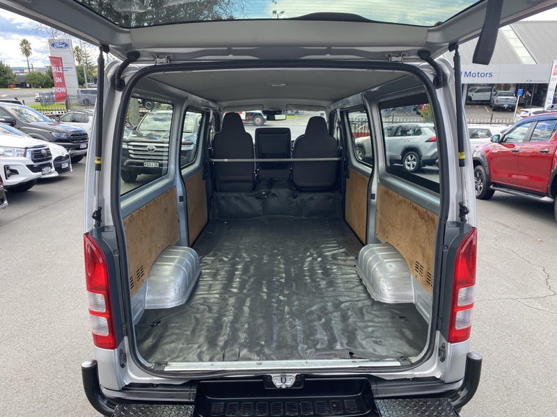2019 Toyota Hiace 2.8 Diesel Turbo 6A RWD image 5