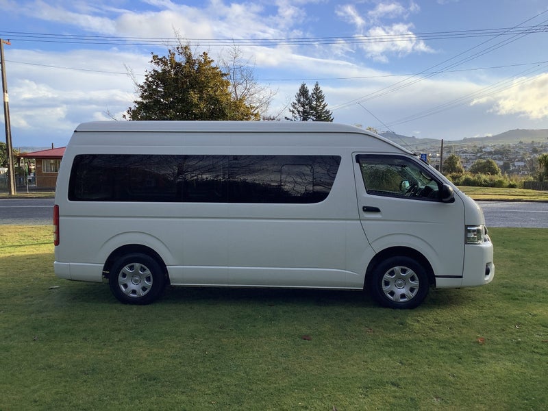 2019 Toyota Hiace 2.8L TD 5 Chair image 4
