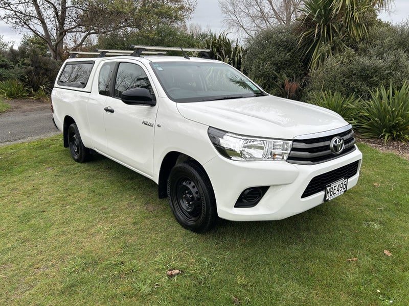 2019 Toyota Hilux 2WD S 2.8DT Extra Cab Manual... image 3