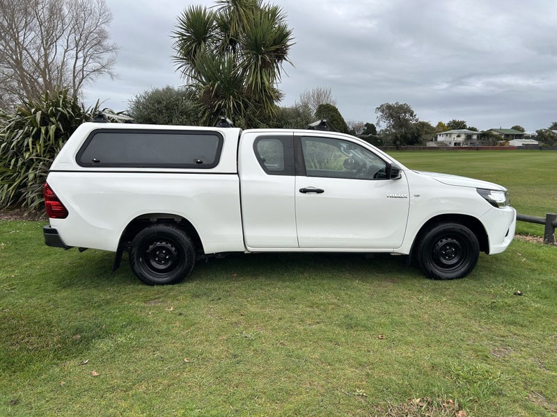 2019 Toyota Hilux 2WD S 2.8DT Extra Cab Manual... image 5