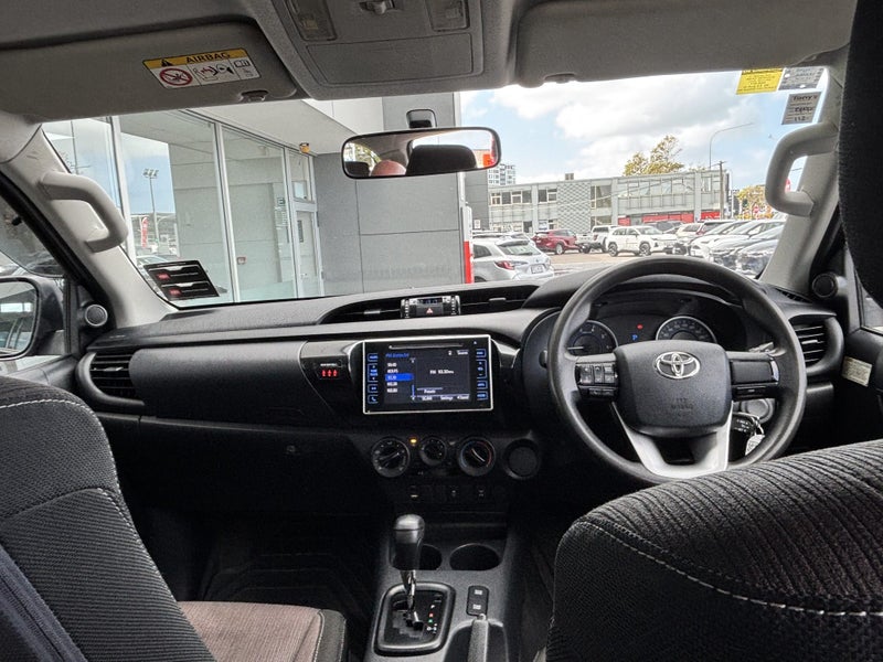 2019 Toyota Hilux SR 2.8 DIESEL WORKHORSE image 2