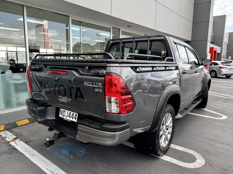 2019 Toyota Hilux SR 2.8 DIESEL WORKHORSE image 3