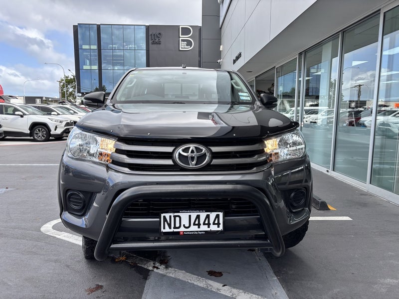 2019 Toyota Hilux SR 2.8 DIESEL WORKHORSE image 4