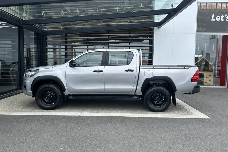 2019 Toyota Hilux SR 2.8 Turbo Diesel RWD Utility image 3
