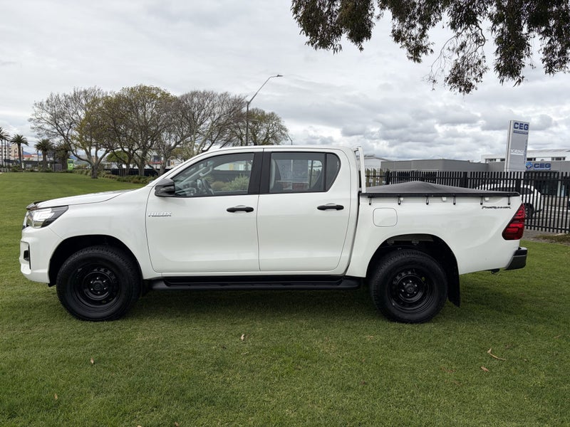 2019 Toyota Hilux SR 2.8DT Manual 2WD Double Cab image 5