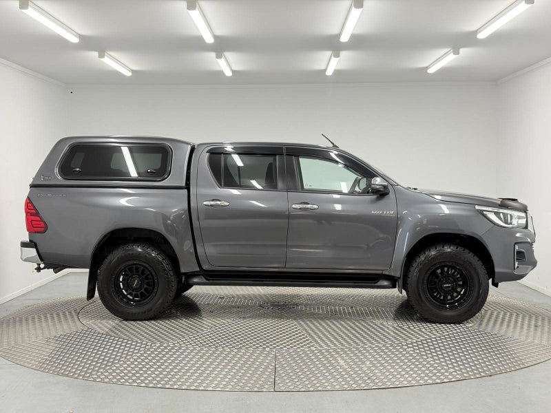 2019 Toyota Hilux SR5 image 2