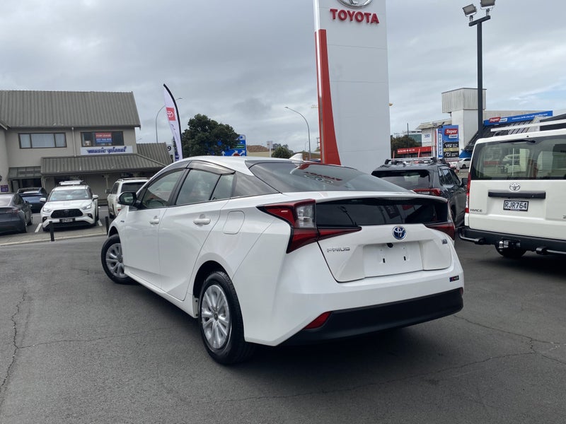2019 Toyota Prius 1.8 Hybrid E 5 Dr Hatch CVT 2... image 3