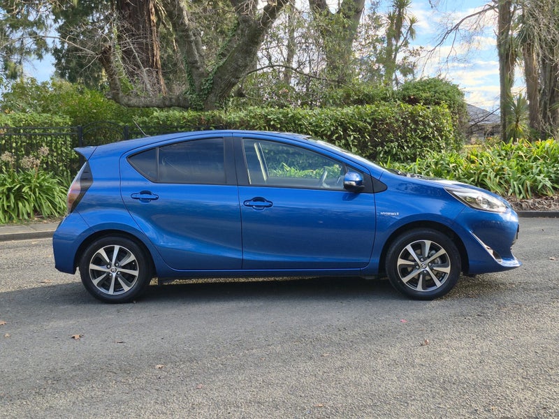 2019 Toyota Prius C c SX 1.5P HV ECVT FWD (AHXE... image 2