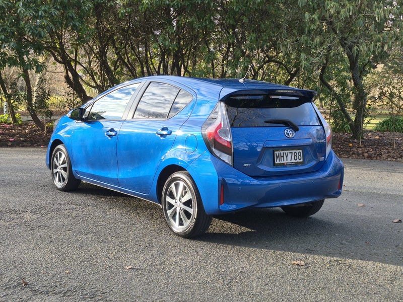 2019 Toyota Prius C c SX 1.5P HV ECVT FWD (AHXE... image 5