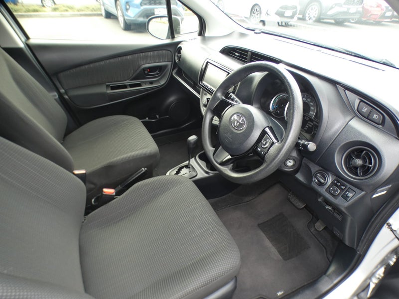 2019 Toyota Vitz 1.5 Hybrid F image 3