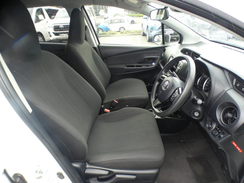 2019 Toyota Vitz 1.5 Hybrid F image 3