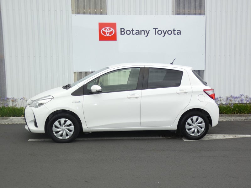 2019 Toyota Vitz 1.5 Hybrid F image 5