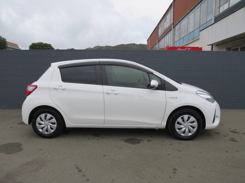 2019 Toyota Vitz 1.5 Hybrid F image 4