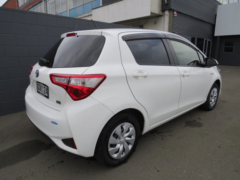 2019 Toyota Vitz 1.5 Hybrid F image 5