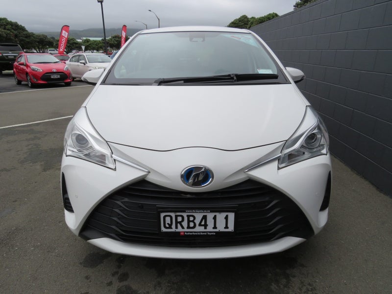 2019 Toyota Vitz 1.5 Hybrid F image 3