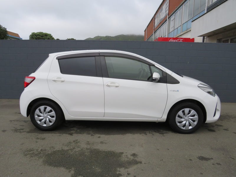 2019 Toyota Vitz 1.5 Hybrid F image 4