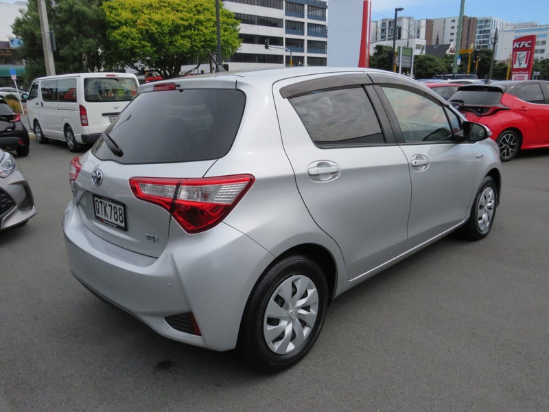 2019 Toyota Vitz 1.5 Hybrid F image 4