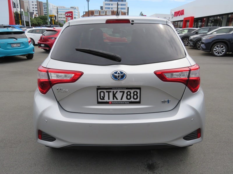 2019 Toyota Vitz 1.5 Hybrid F image 5