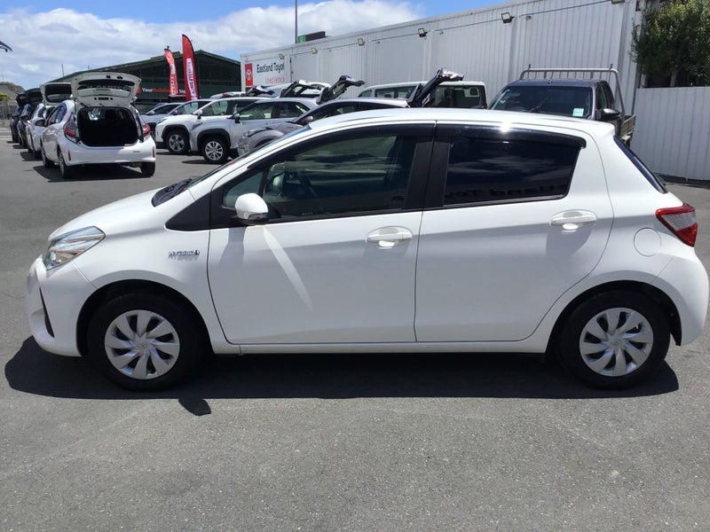 2019 Toyota Vitz 1.5 Hybrid Hatch image 5