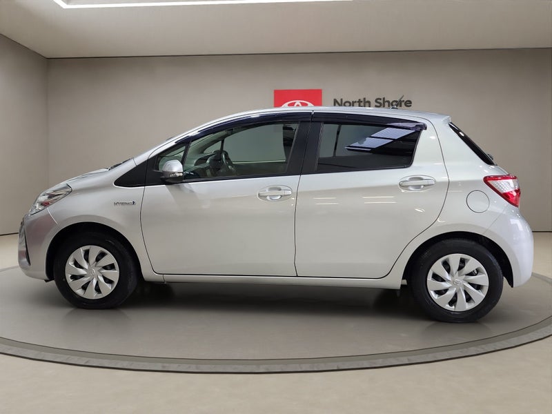 2019 Toyota Vitz 1.5L Hybrid F 2WD Hatchback image 4
