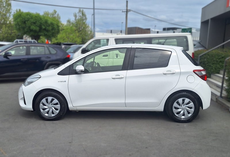 2019 Toyota Vitz HYBRID X, Hatchback, Push Start image 3