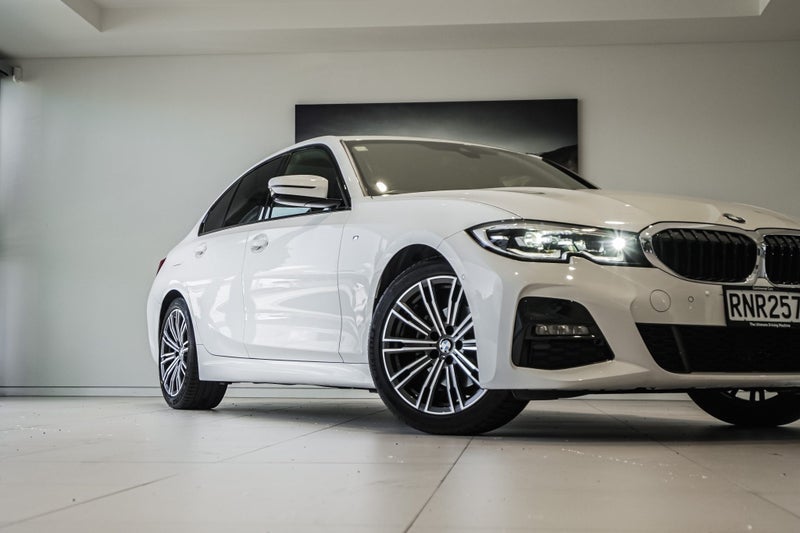 2020 BMW 320i Sedan M-Sport image 2