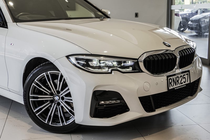 2020 BMW 320i Sedan M-Sport image 3