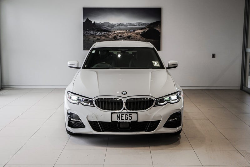 2020 BMW 330e Sedan M Sport image 4