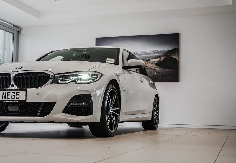 2020 BMW 330e Sedan M Sport image 5