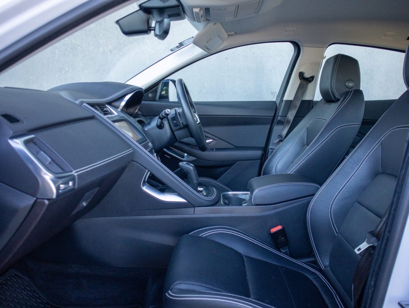 2020 Jaguar E-PACE P250 AWD R-DYNAMIC SE image 3