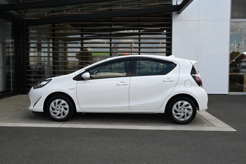 2020 Toyota Aqua 1.5 Petrol Hybrid S FWD Hatchback image 3