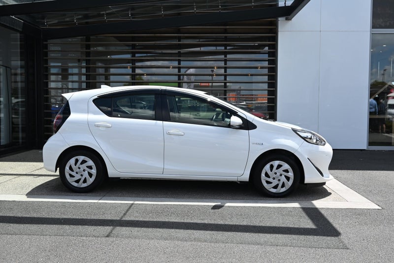 2020 Toyota Aqua 1.5 Petrol Hybrid S FWD Hatchback image 5