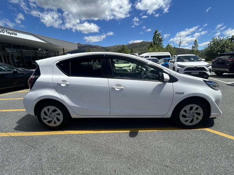 2020 Toyota Aqua Hybrid image 2