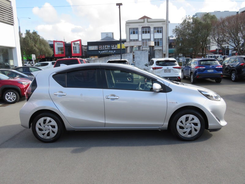 2020 Toyota Aqua Hybrid image 3