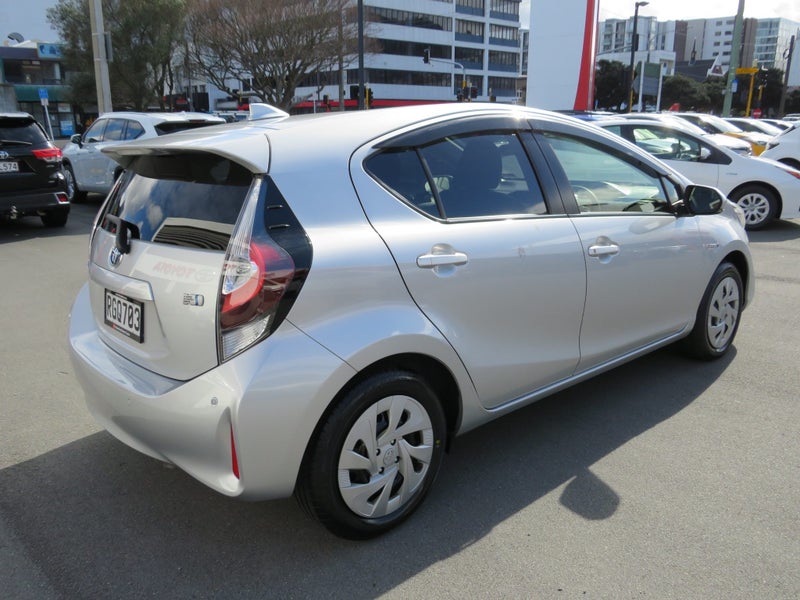 2020 Toyota Aqua Hybrid image 4