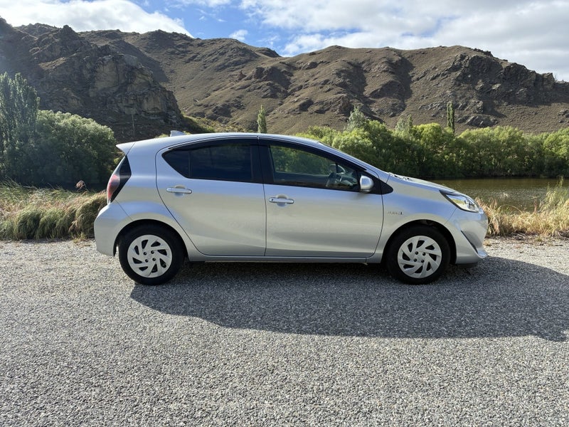 2020 Toyota Aqua Hybrid S image 2